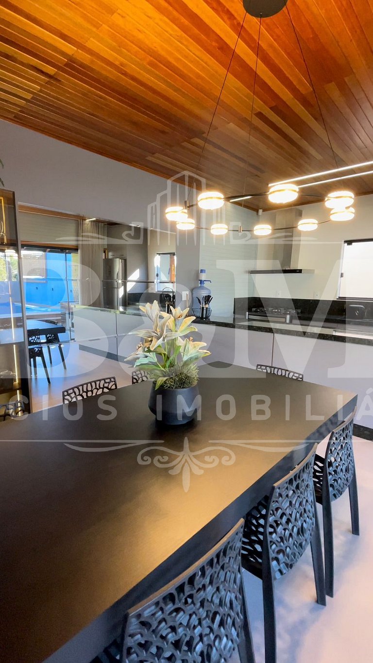 Casa com piscina ampla e confortável
