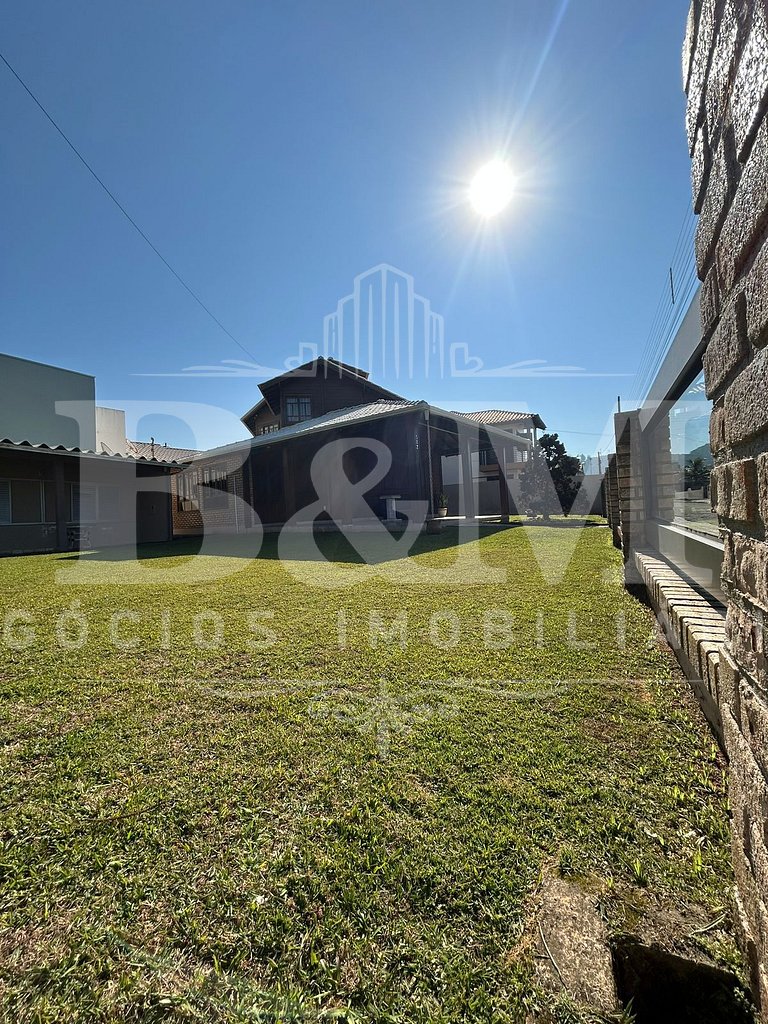 Linda Casa em zimbros