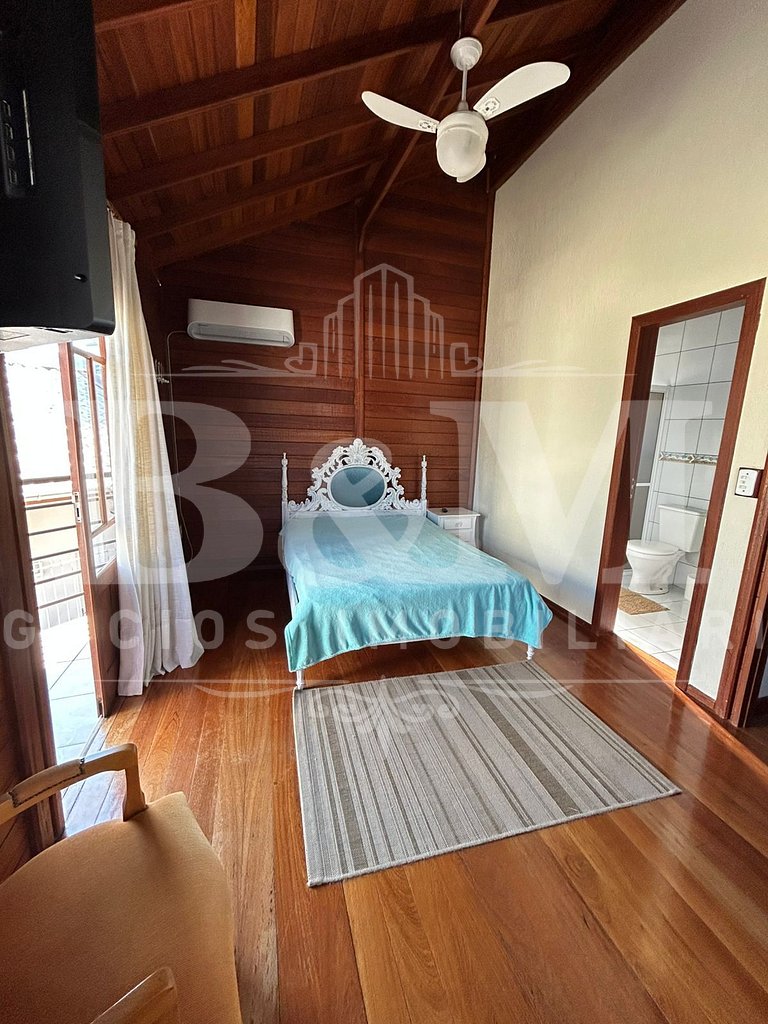 Linda Casa em zimbros