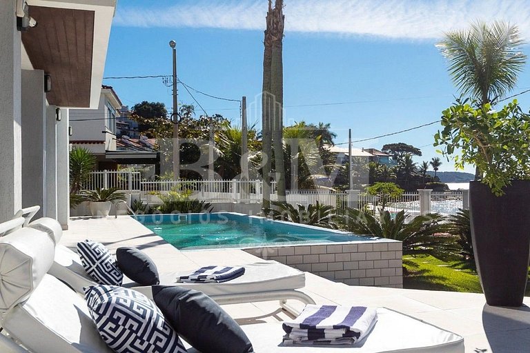 Casa de Alto Padrão com Piscina, Jardim e Vista para o Mar –