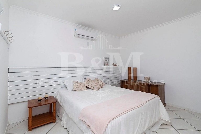 Casa de Alto Padrão com Piscina, Jardim e Vista para o Mar –