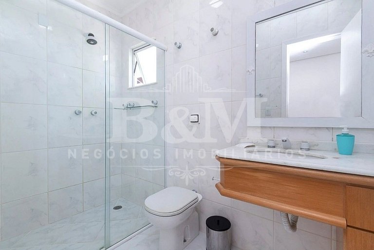 Casa de Alto Padrão com Piscina, Jardim e Vista para o Mar –