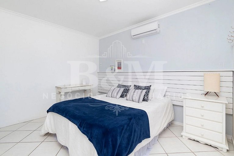 Casa de Alto Padrão com Piscina, Jardim e Vista para o Mar –