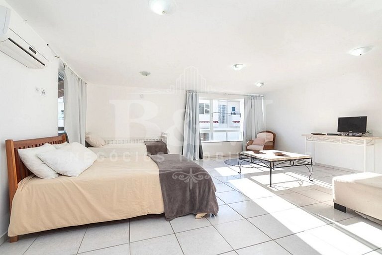 Casa de Alto Padrão com Piscina, Jardim e Vista para o Mar –