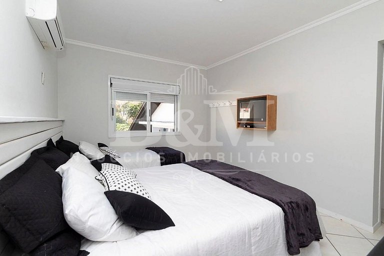 Casa de Alto Padrão com Piscina, Jardim e Vista para o Mar –