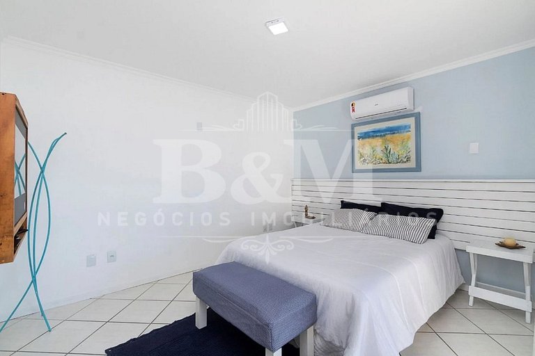 Casa de Alto Padrão com Piscina, Jardim e Vista para o Mar –