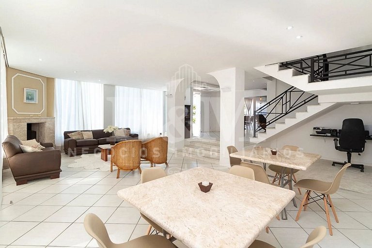 Casa de Alto Padrão com Piscina, Jardim e Vista para o Mar –