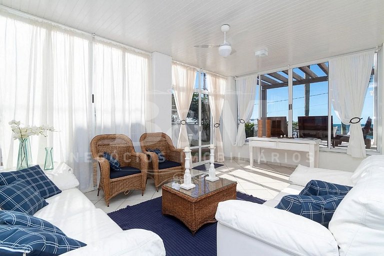 Casa de Alto Padrão com Piscina, Jardim e Vista para o Mar –