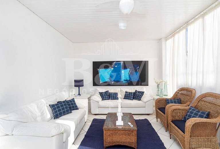 Casa de Alto Padrão com Piscina, Jardim e Vista para o Mar –