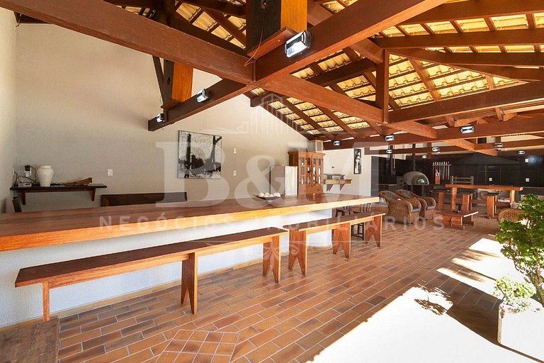 Casa de Alto Padrão com Piscina, Jardim e Vista para o Mar –