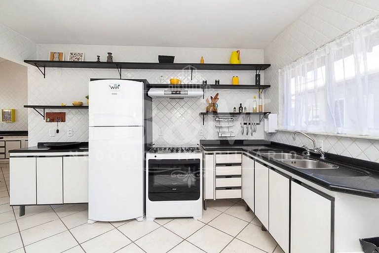 Casa de Alto Padrão com Piscina, Jardim e Vista para o Mar –