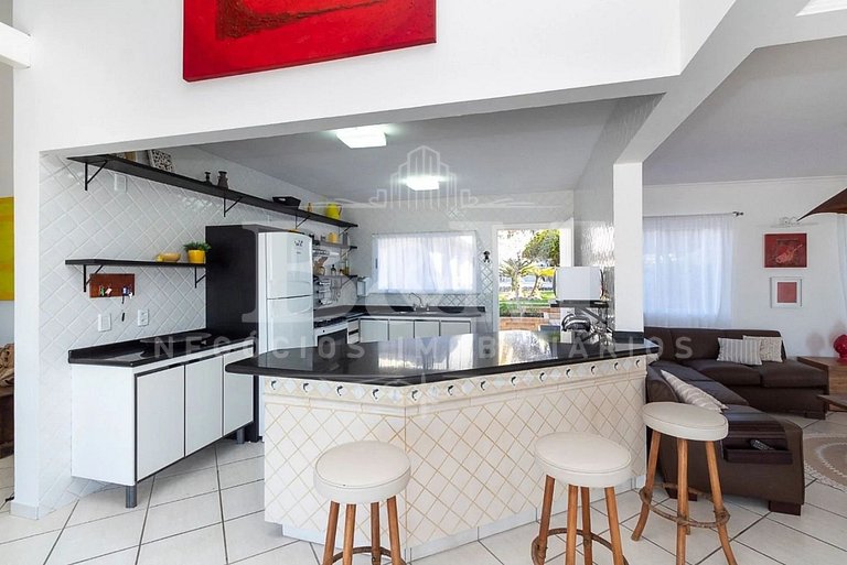 Casa de Alto Padrão com Piscina, Jardim e Vista para o Mar –