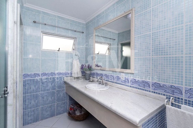 Casa de Alto Padrão com Piscina, Jardim e Vista para o Mar –