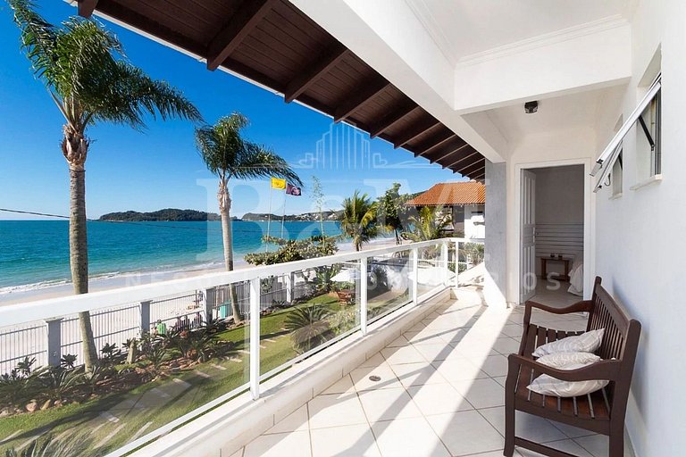 Casa de Alto Padrão com Piscina, Jardim e Vista para o Mar –