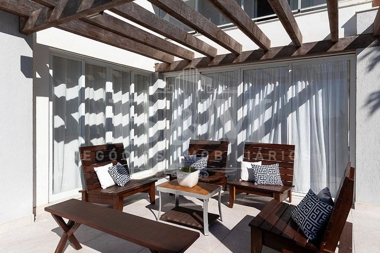 Casa de Alto Padrão com Piscina, Jardim e Vista para o Mar –