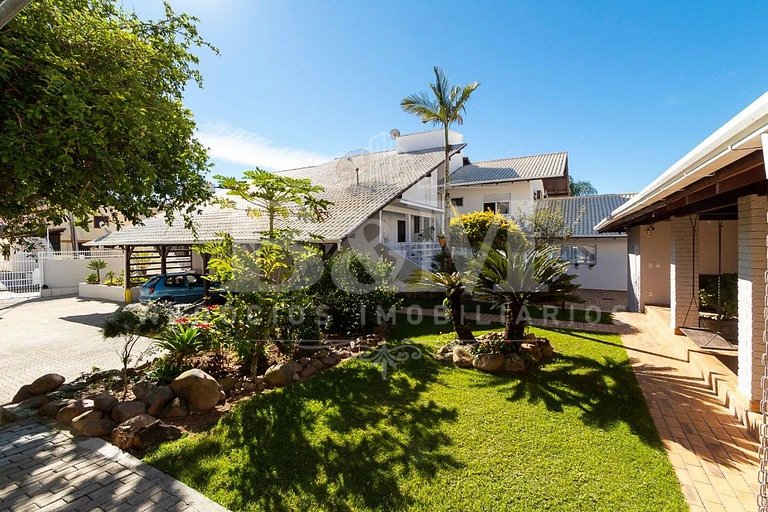 Casa de Alto Padrão com Piscina, Jardim e Vista para o Mar –