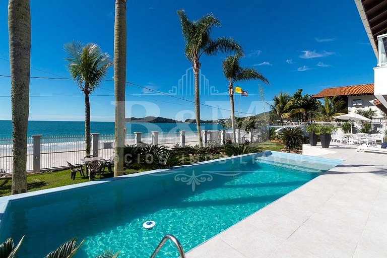 Casa de Alto Padrão com Piscina, Jardim e Vista para o Mar –