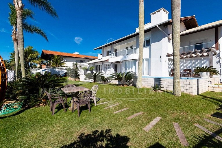 Casa de Alto Padrão com Piscina, Jardim e Vista para o Mar –