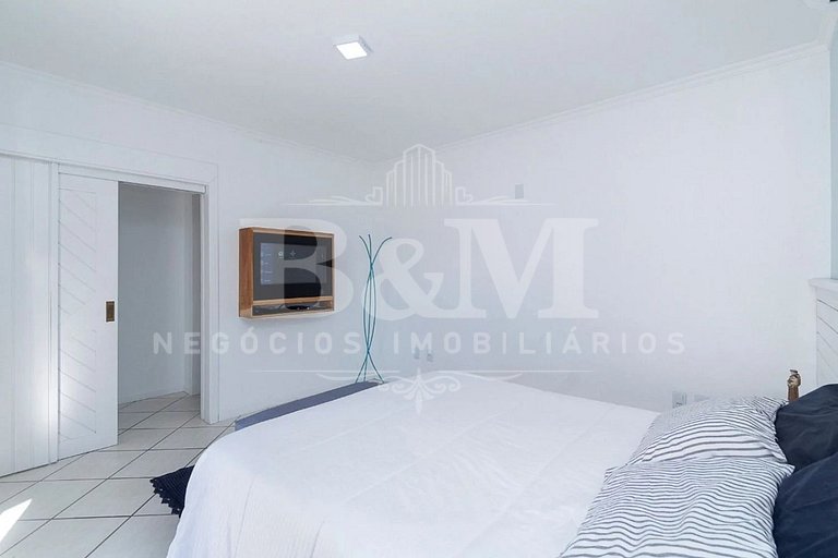 Casa de Alto Padrão com Piscina, Jardim e Vista para o Mar –