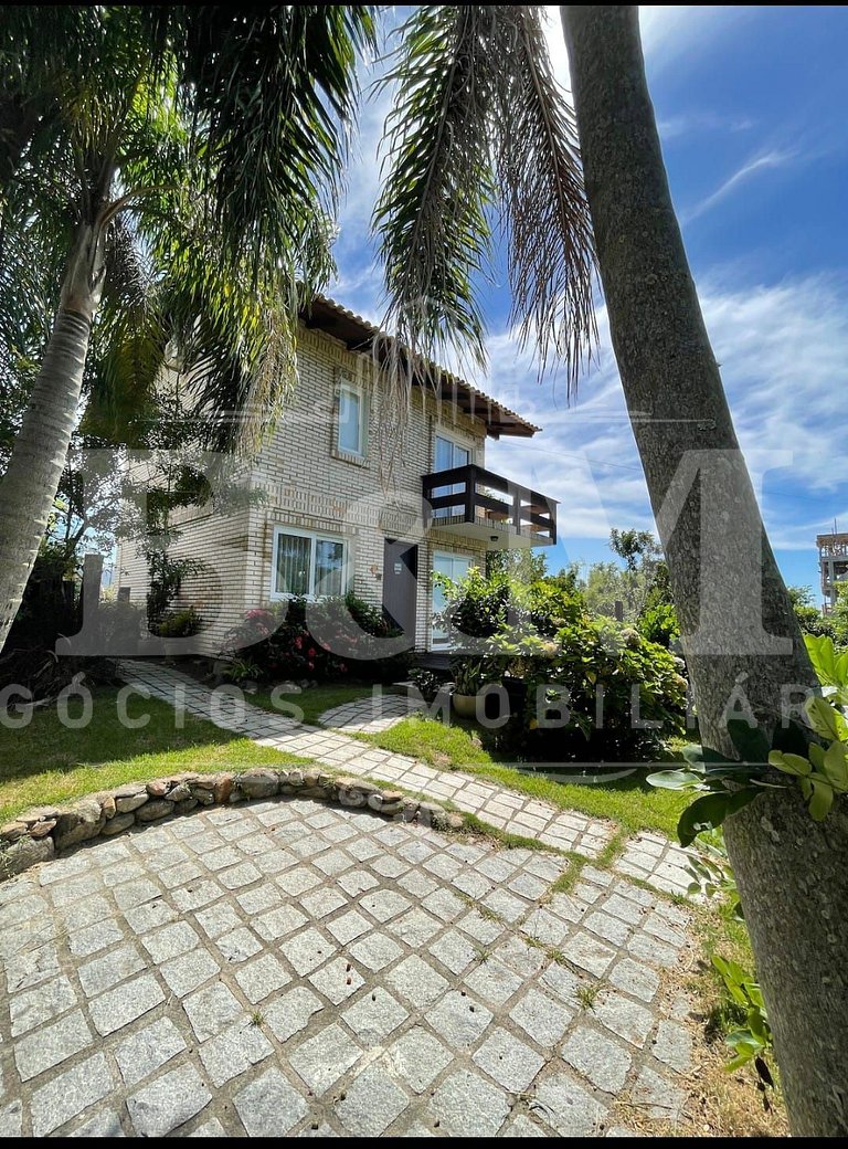 Linda casa em Bombinhas com vista mar