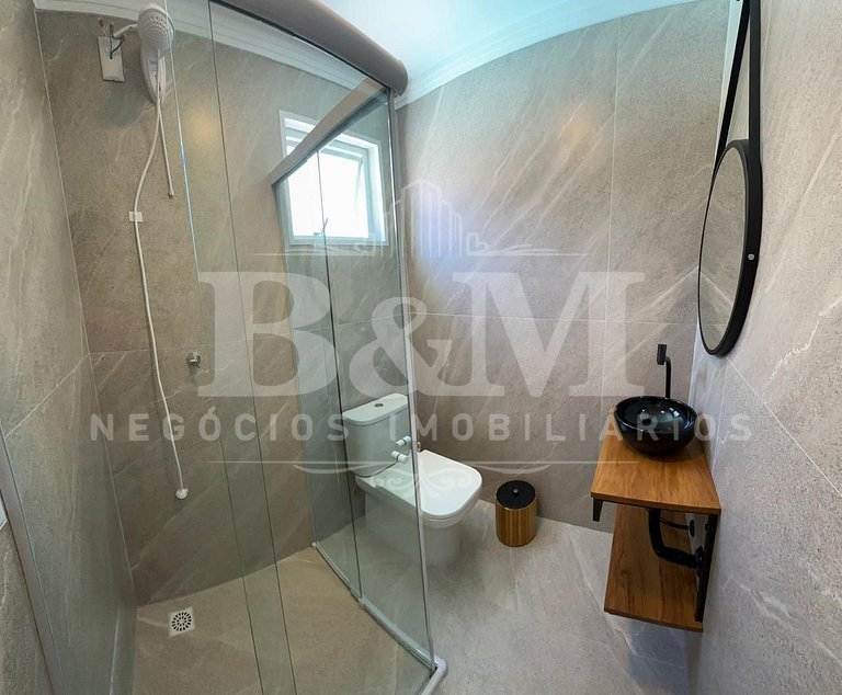 Casa espaçosa em Bombas com piscina – ideal para grupos e fa