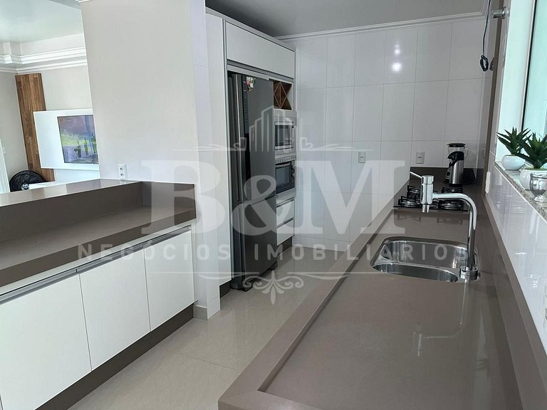 Casa espaçosa em Bombas com piscina – ideal para grupos e fa