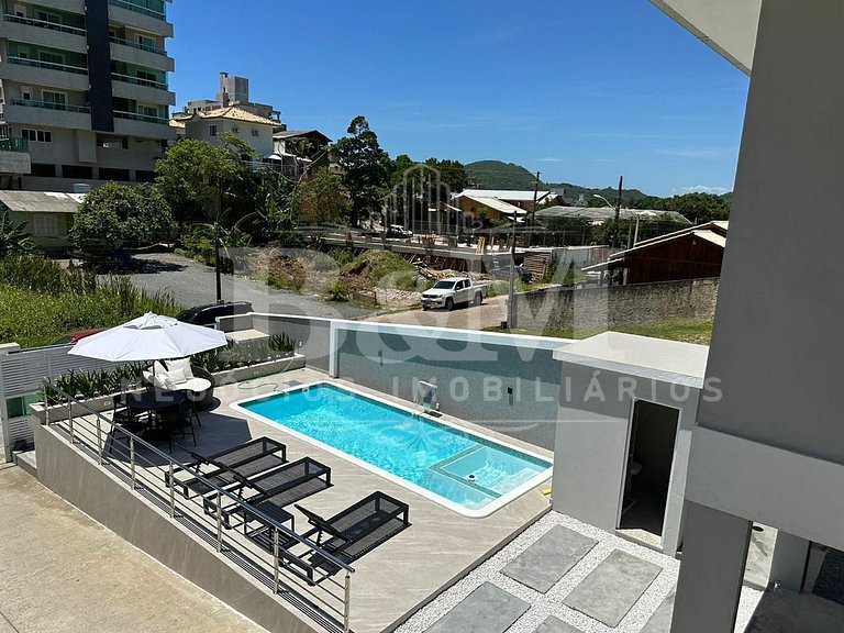 Casa espaçosa em Bombas com piscina – ideal para grupos e fa
