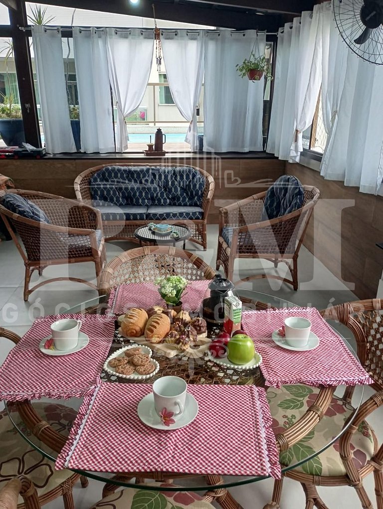 Hermosa cobertura a 80 mt de la playa de Bombas, con piscina
