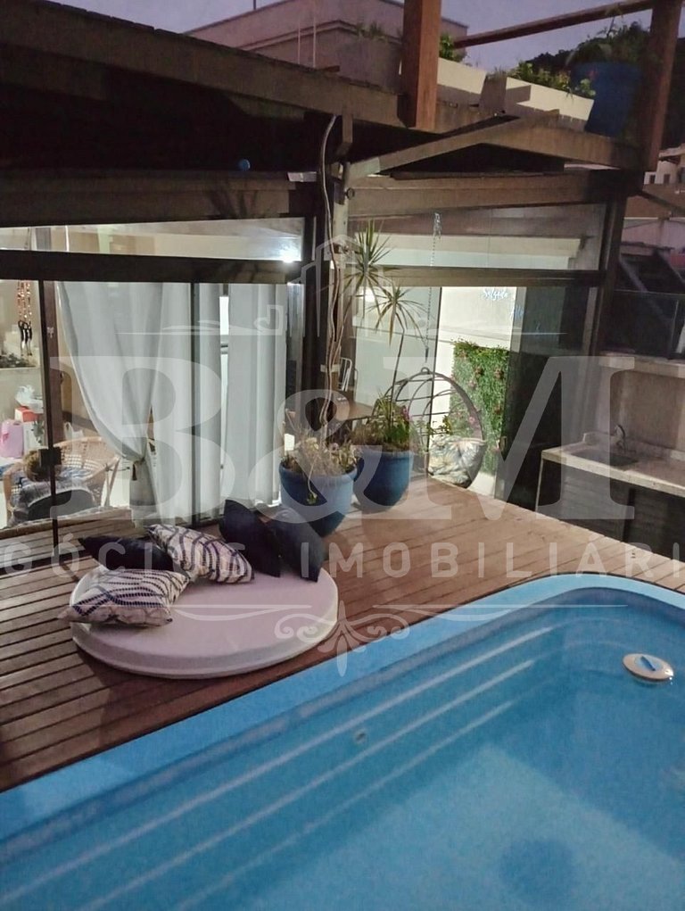 Cobertura com piscina em Bombas
