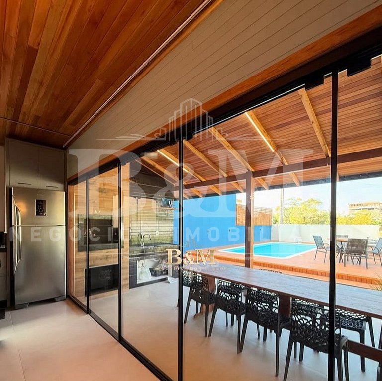 Casa com piscina ampla e confortável