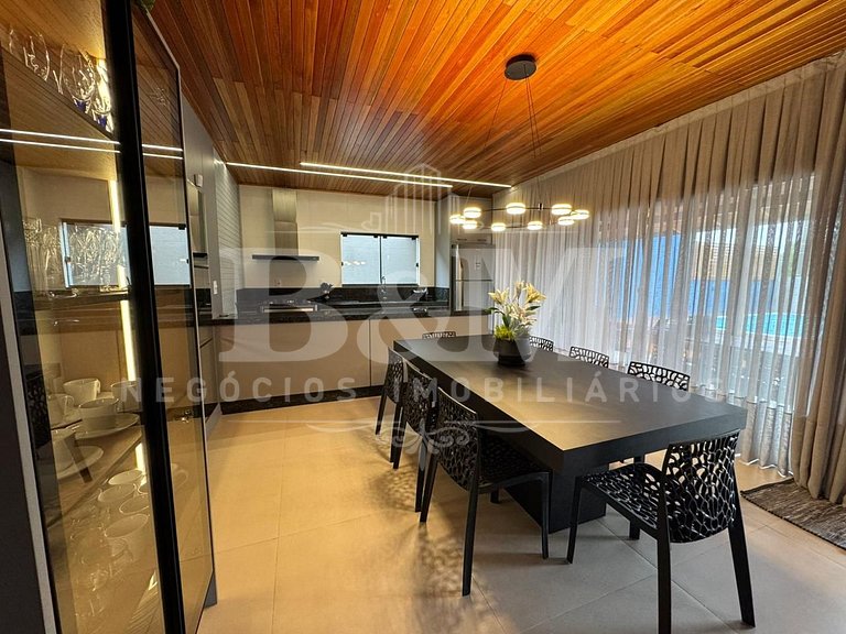 Casa com piscina ampla e confortável