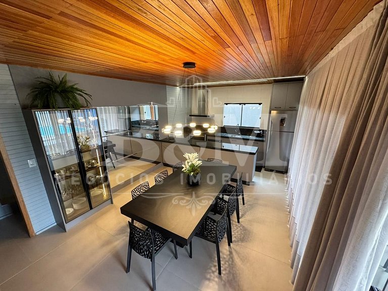 Casa com piscina ampla e confortável