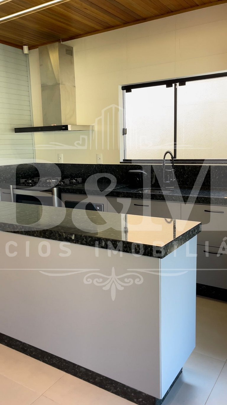 Casa com piscina ampla e confortável