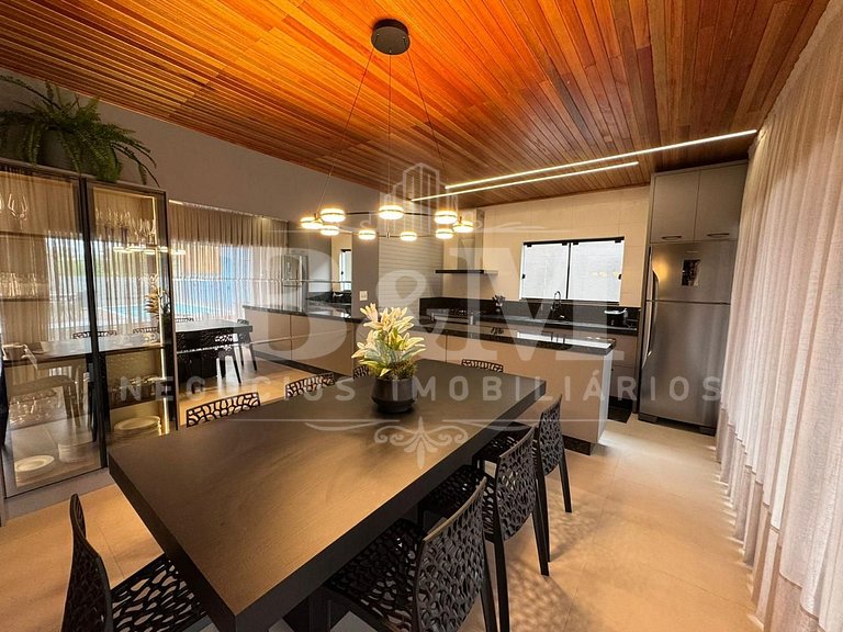 Casa com piscina ampla e confortável