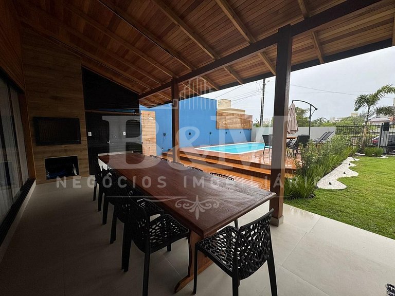 Casa com piscina ampla e confortável