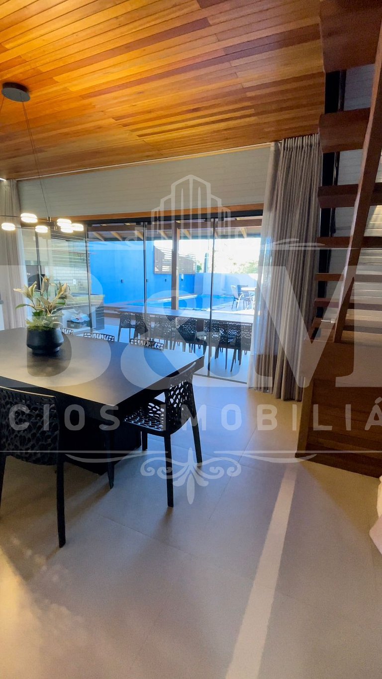 Casa com piscina ampla e confortável