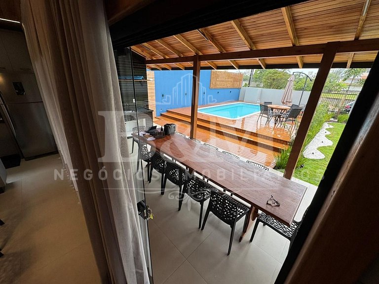 Casa com piscina ampla e confortável